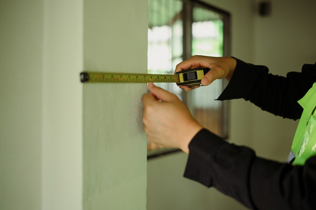 Merenje zida u kući pomoću metra